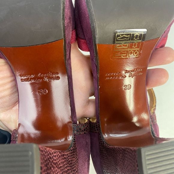 Chie Mihara 
Myla Suede Pumps Croc Textured Leather Gold T Strap Women’s - Picture 12 of 13